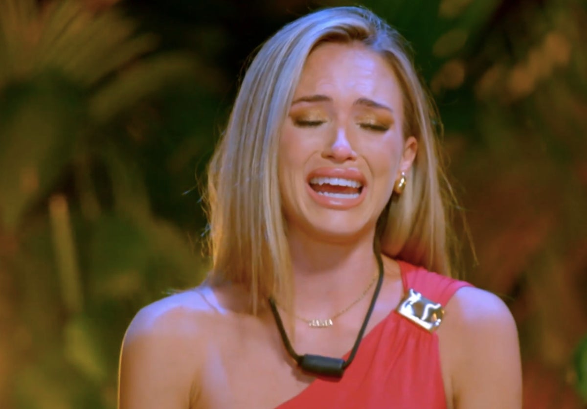 Almudena desfeta després de veure les imatges de Darío a 'La isla de las tentaciones' | Telecinco