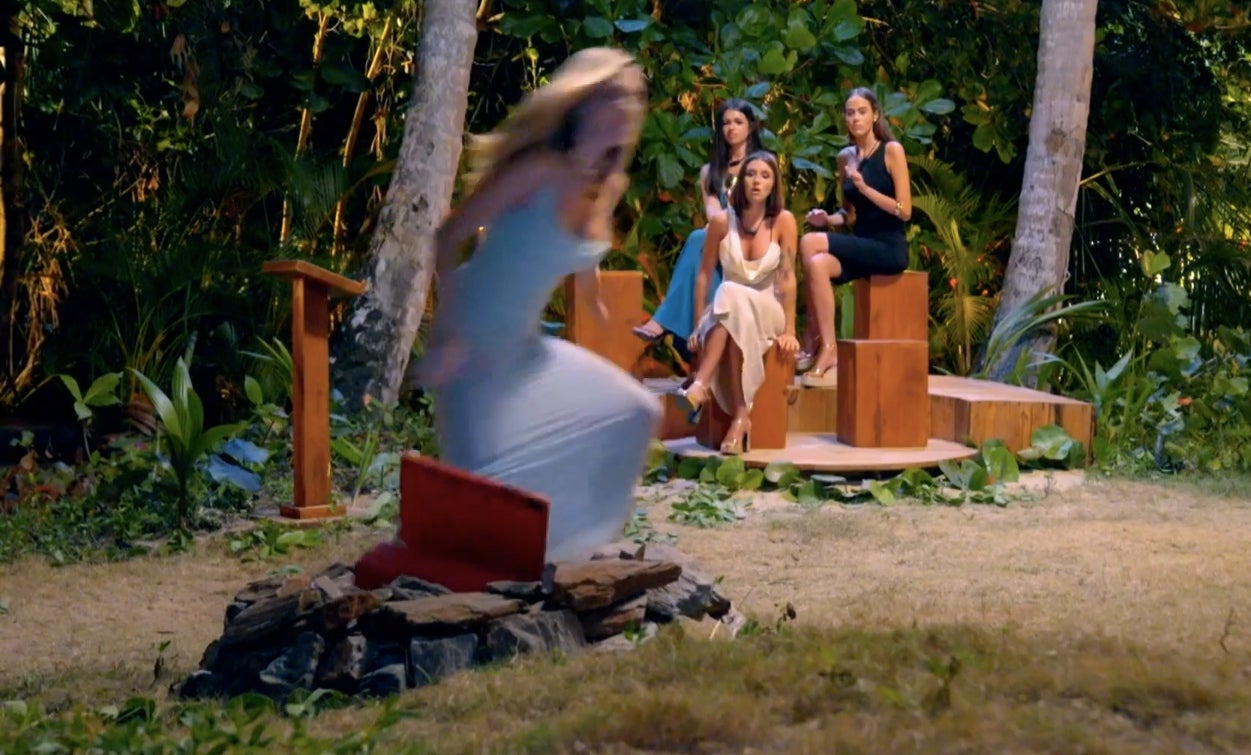 Almudena perd el control i tira la tablet dins la foguera _ Telecinco