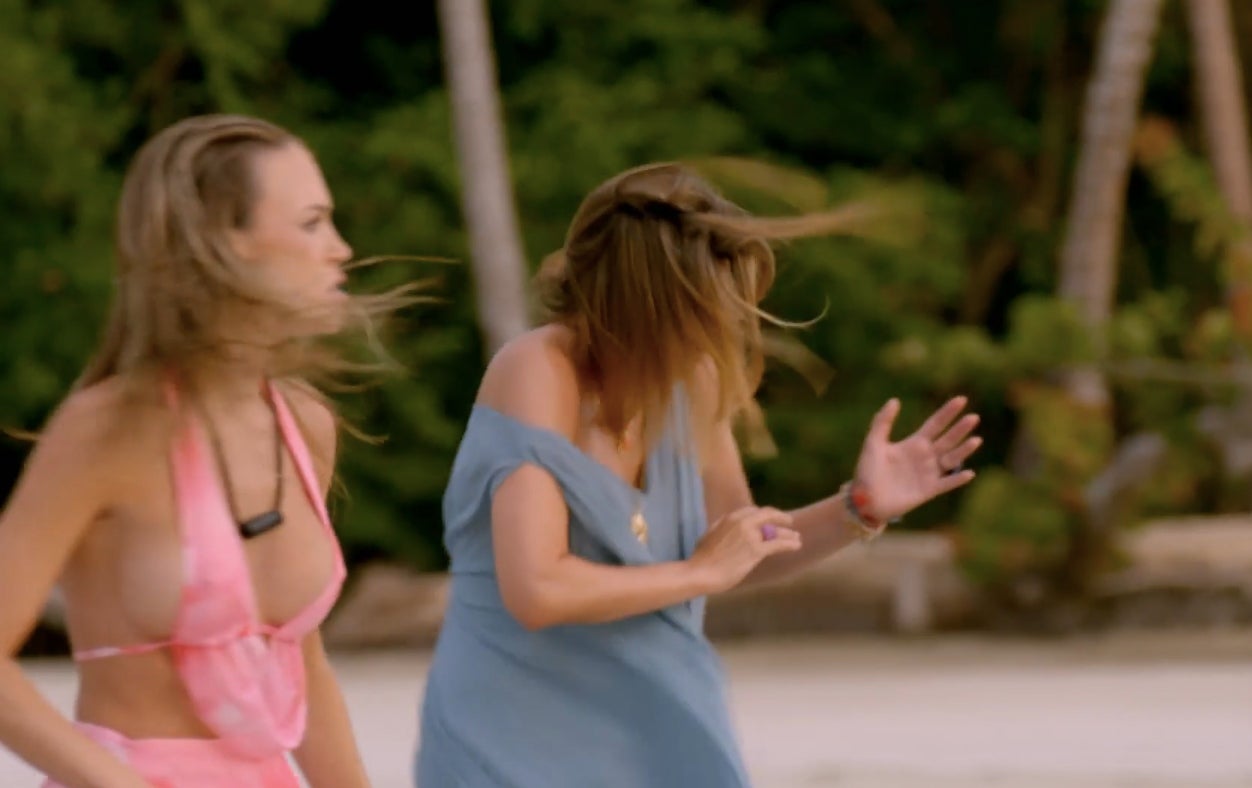 Almudena tira un coco i rebota contra Sandra Barneda _ Telecinco