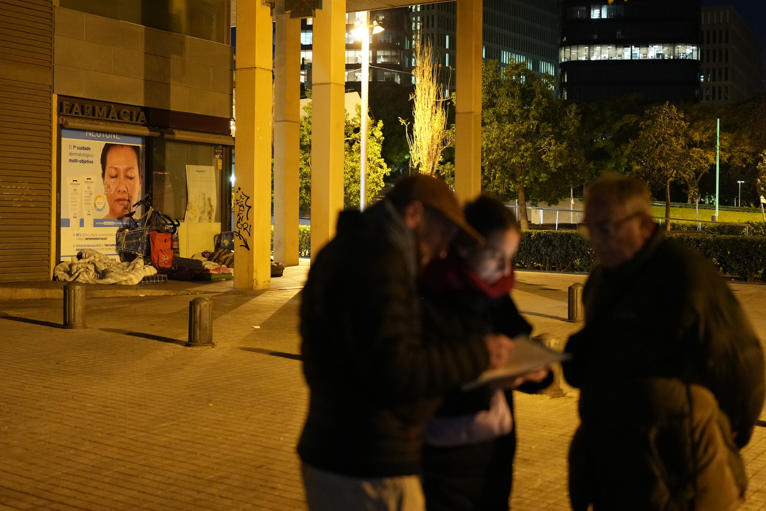Voluntarios de Arrels Fundació durante el recuento de personas sin hogar en Barcelona el 3 de diciembre / ACN-Joan Mateu Parra