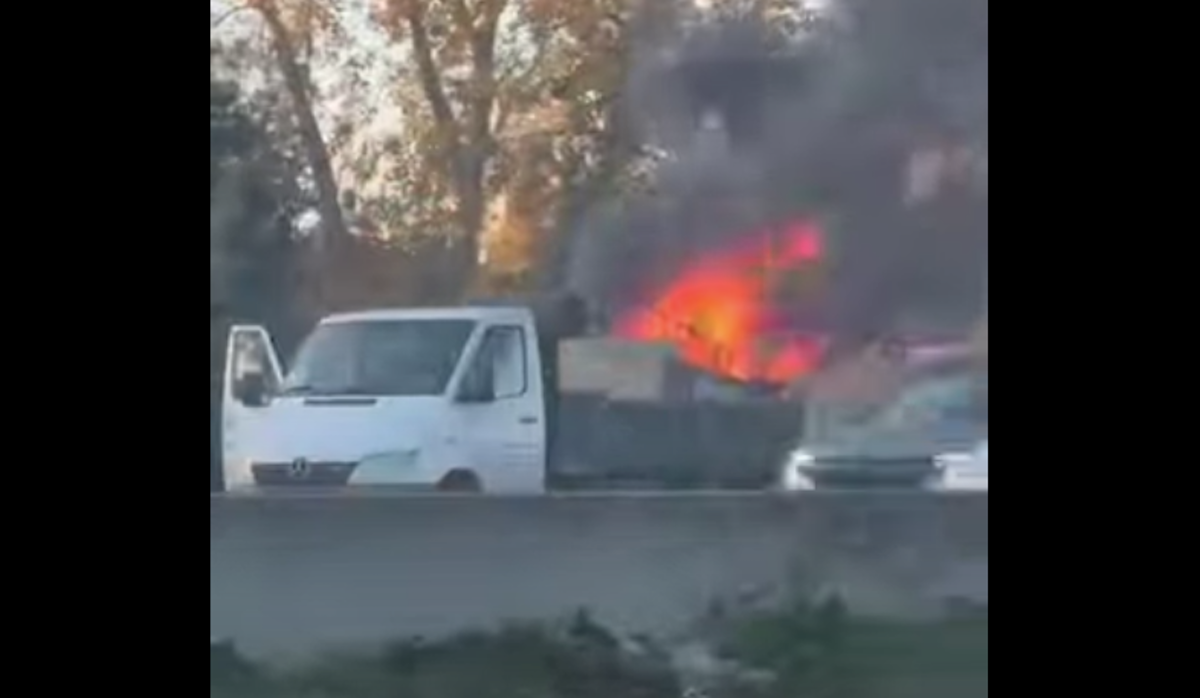 Un camió en flames a la C-58 / Captura de pantalla de les imatges cedides per Arnau Oller