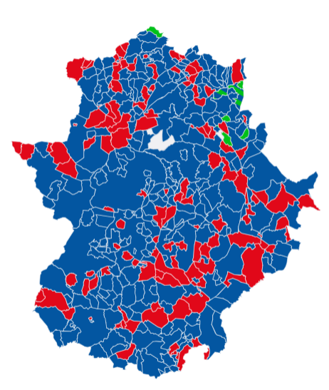 En azul los municipios donde la lista más votada ha sido el PP, en rojo donde ha sido el PSOE y en verde donde ha sido Vox | 21 D Elecciones Extremadura
