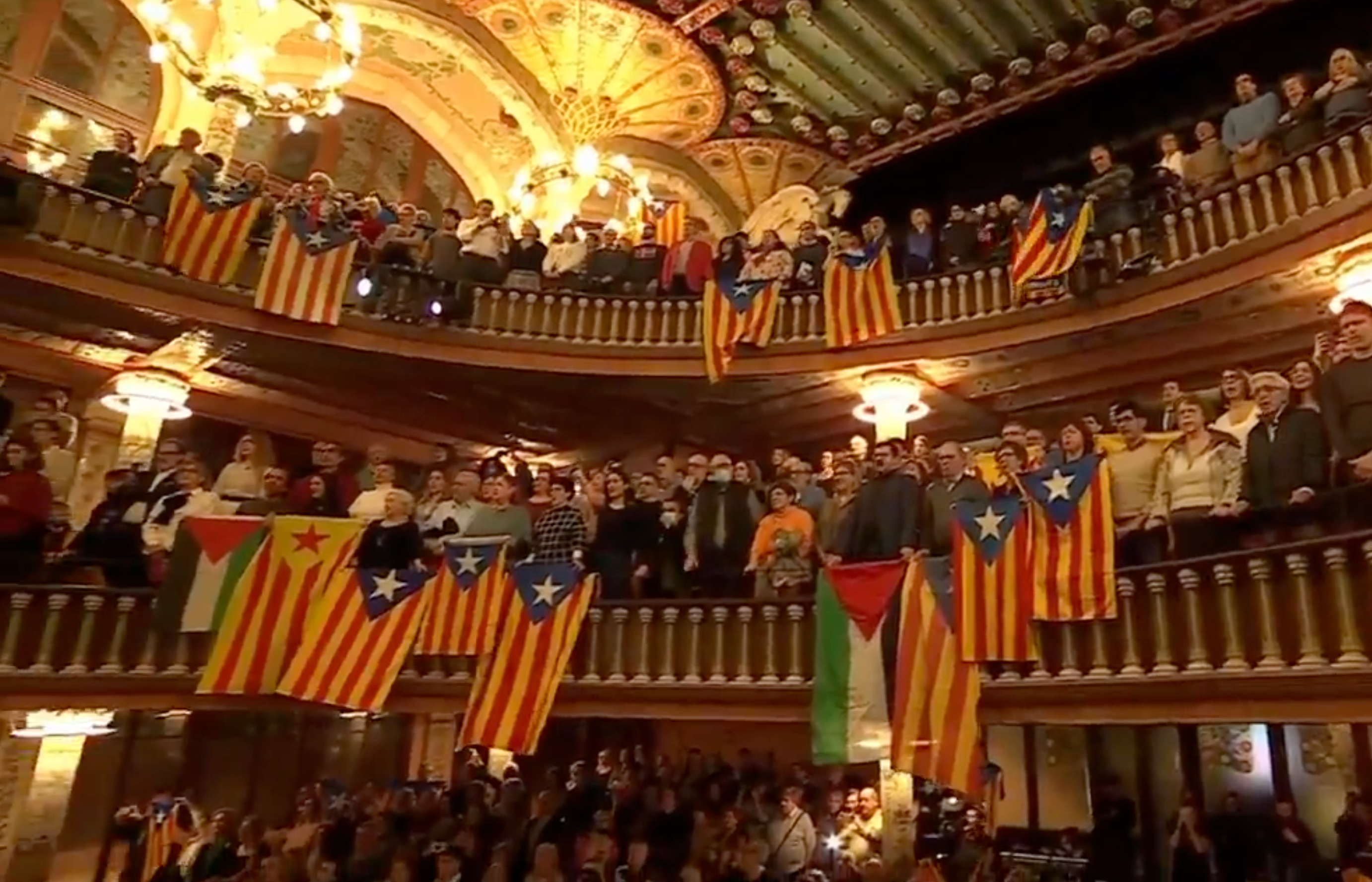 Estelades i alguna bandera de Palestina al concert de Sant Esteve al Palau de la Música Imatge de la retransmissió de 3Cat