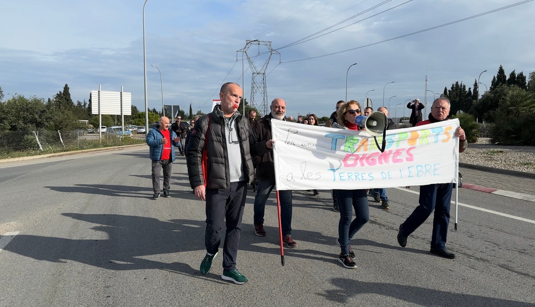 Una trentena de persones han tallat simbòlicament la rotonda d'accés a l'AP-7 per reclamar millores en transports a les Terres de l'Ebre | Ariadna Escoda (ACN)