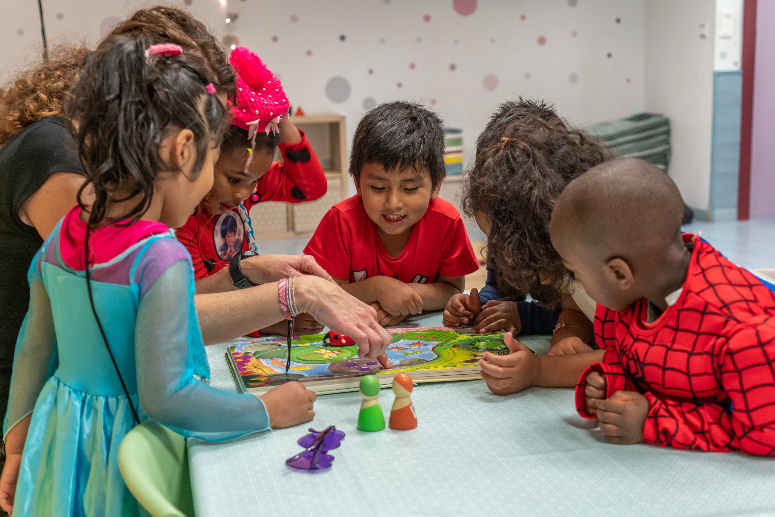 Niños beneficiarios del programa CaixaProinfància disfrutando de los Espacios de Crecimiento para niños de 3 a 6 años. © Fundació ”la Caixa”