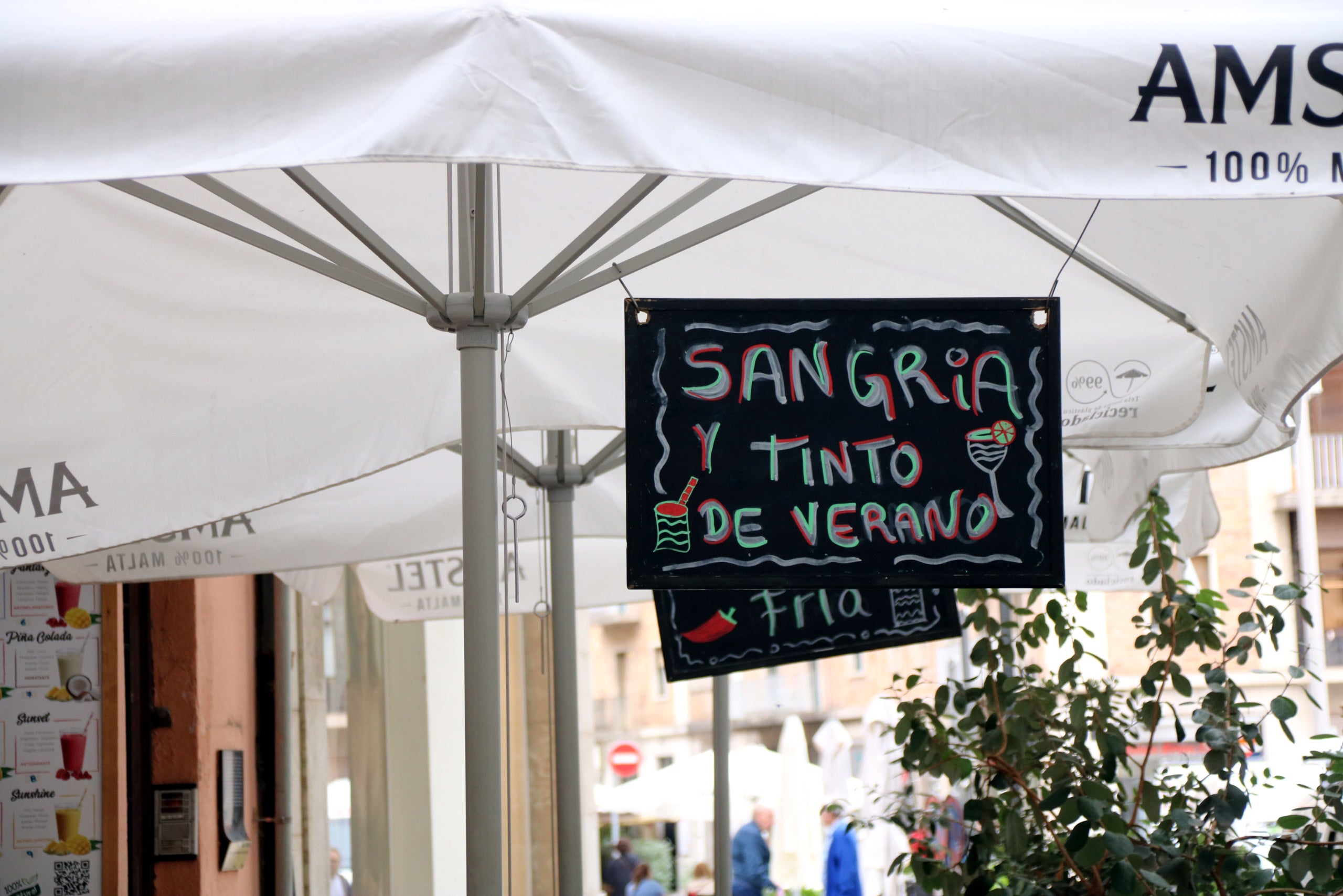 Un cartell d'un bar anunciant que tenen sangria en castellà, en una foto d’arxiu / ACN