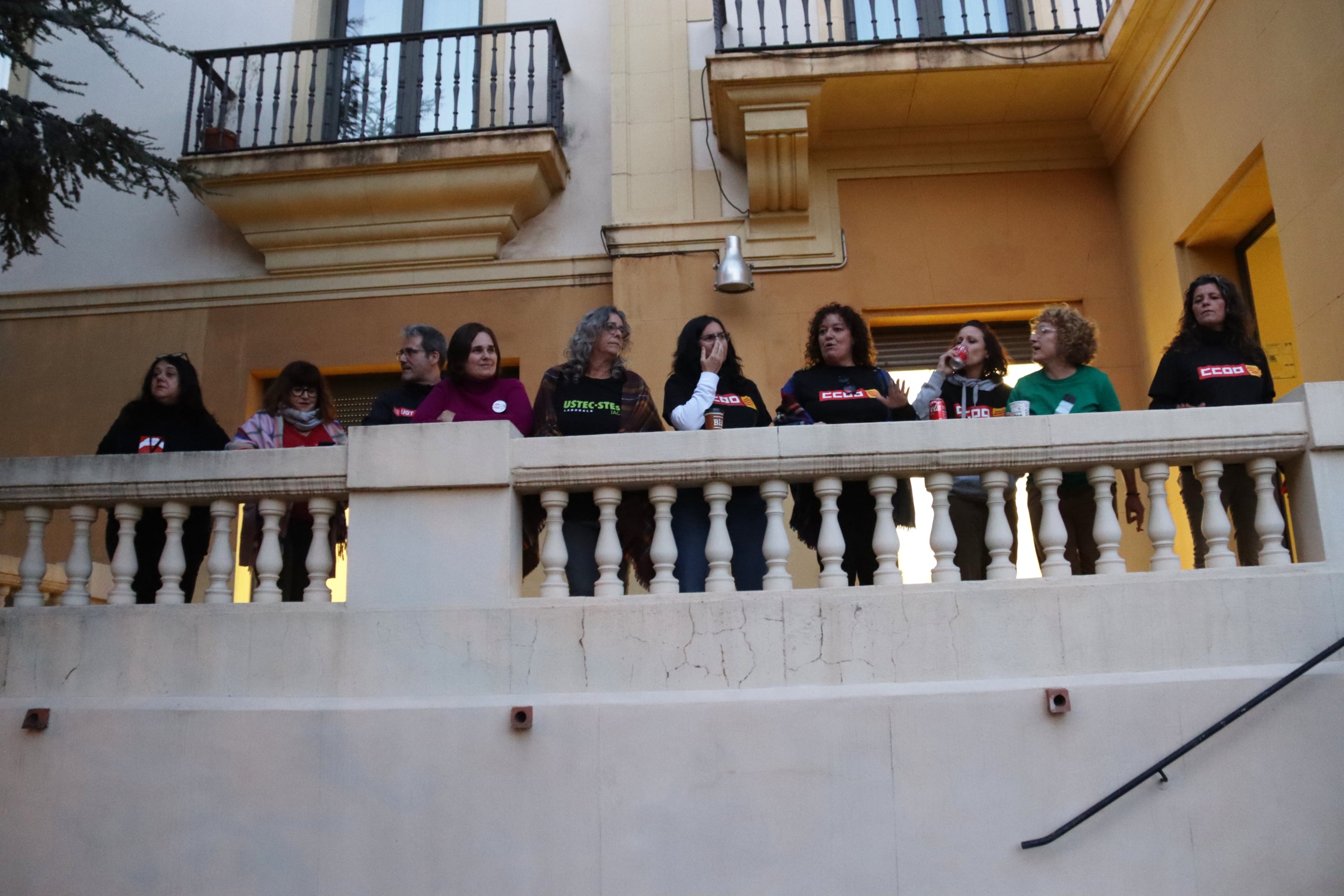 Los sindicatos encerrados en Educación para reclamar un complemento único de 473 euros para todo el personal laboral / Nazaret Romero (ACN)