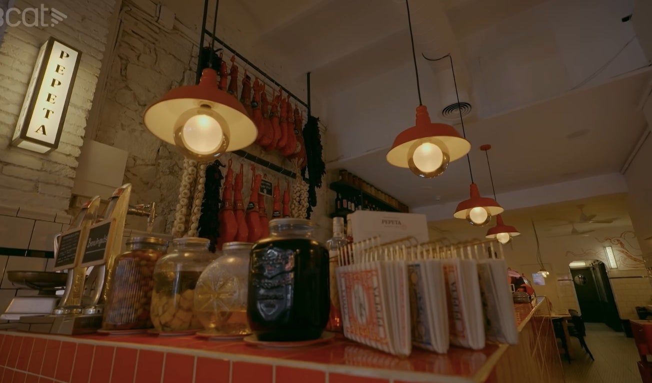 El local de la Pepeta tenia molts elements decoratius a 'Joc de cartes' | 3Cat