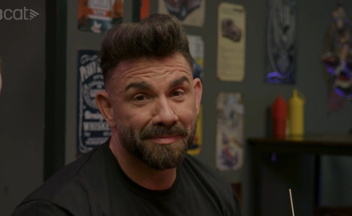 El Marc Ribas s'ha quedat tot parat amb la mida de la seva hamburguesa a 'Joc de cartes' | 3Cat.