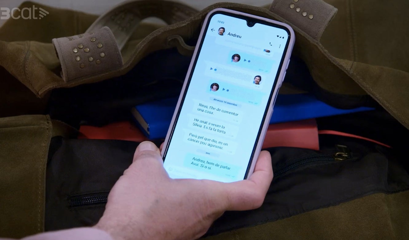 El Miqui mira la conversa de la Neus amb l'Andreu a 'Com si fos ahir' | 3Cat