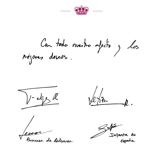 Els quatre membres signen la postal - Casa Reial