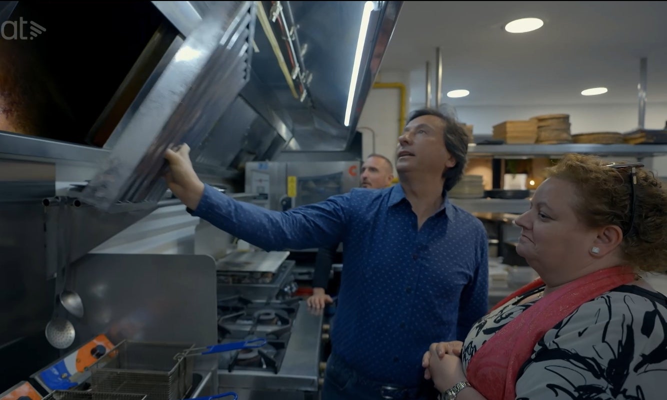 Els restauradors desmunten la campana extractora a 'Joc de cartes' per veure la brutícia | 3Cat