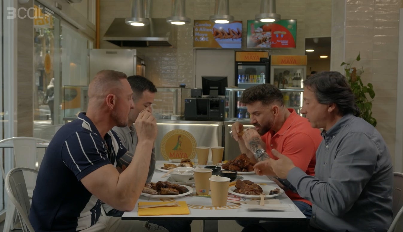  Els restauradors han de menjar amb les mans a 'Joc de cartes' | 3Cat