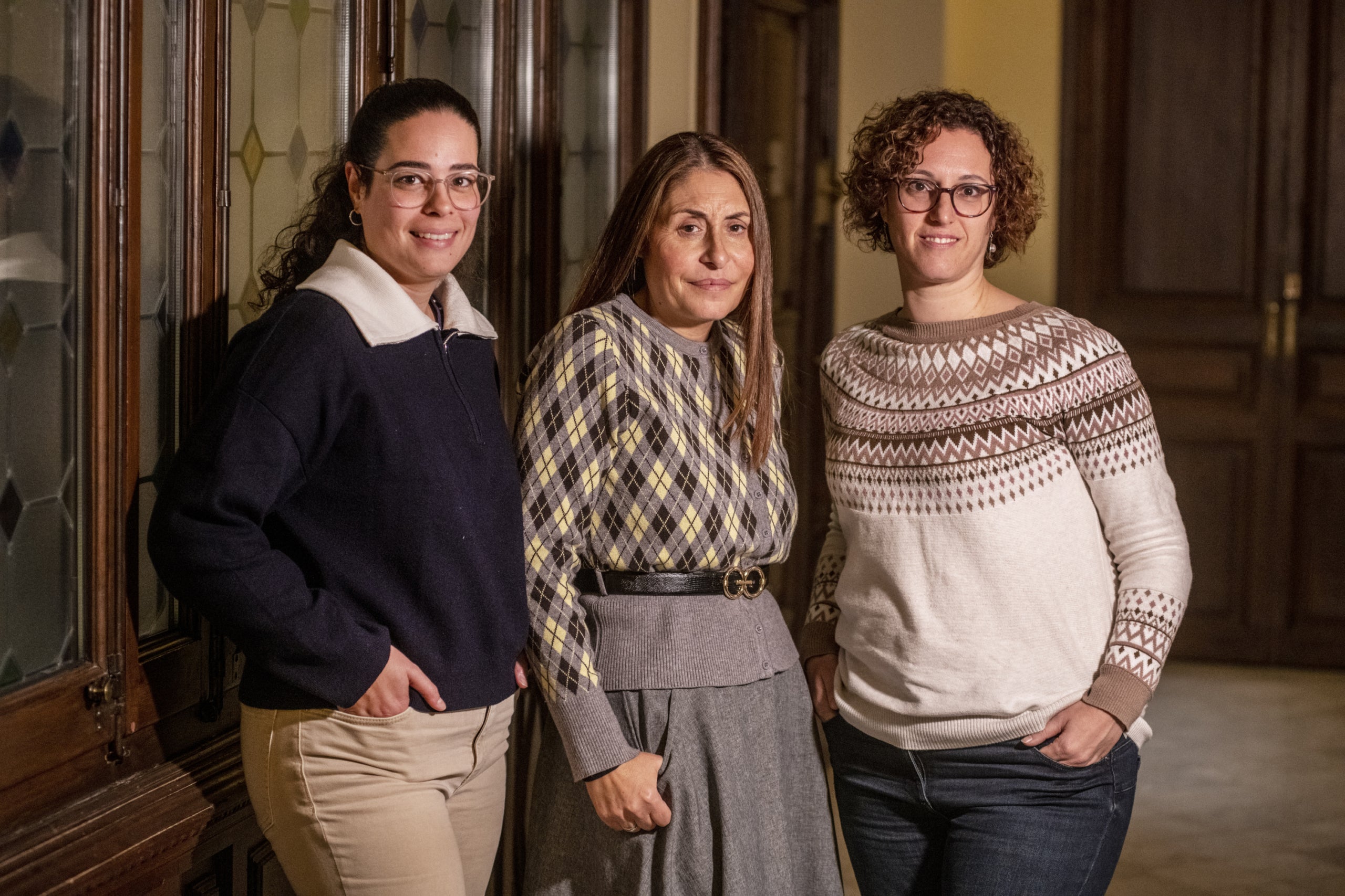 A esquerra i dreta: Marta Gutiérrez i Elisa Sanz, psicòlogues del programa per a l'Atenció a Persones amb Malalties Avançades de la Fundació “la Caixa”. Al centre: Ana García Jorodovich, usuària del programa. Foto: Fundació ”la Caixa”