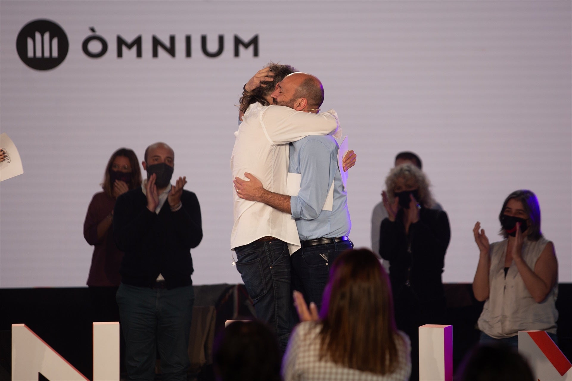 L'expresident i l'exvicepresident d'Òmnium Cultural, Jordi Cuixart i Marcel Mauri, s'abracen durant un acte l'any 2021 / Europa Press