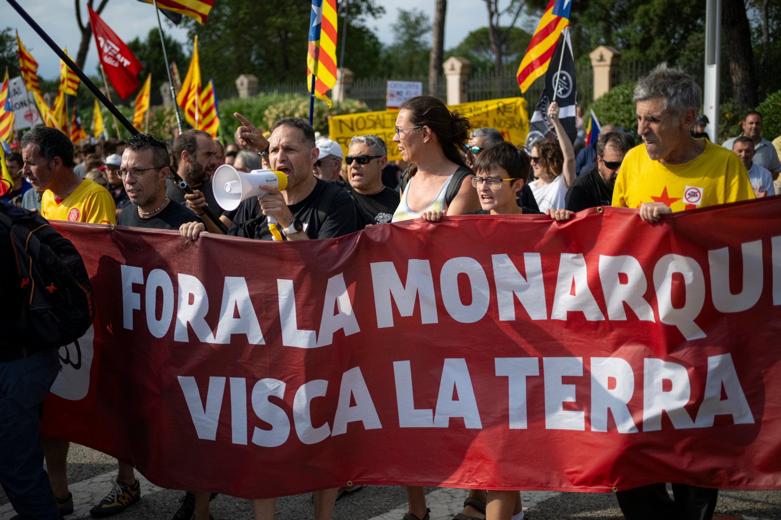 Desenes de manifestants durant una protesta contra la monarquia espanyola amb motiu de l'entrega de premis de la Fundació Princesa de Girona (FPdGi) l'any 2023 / Europa Press