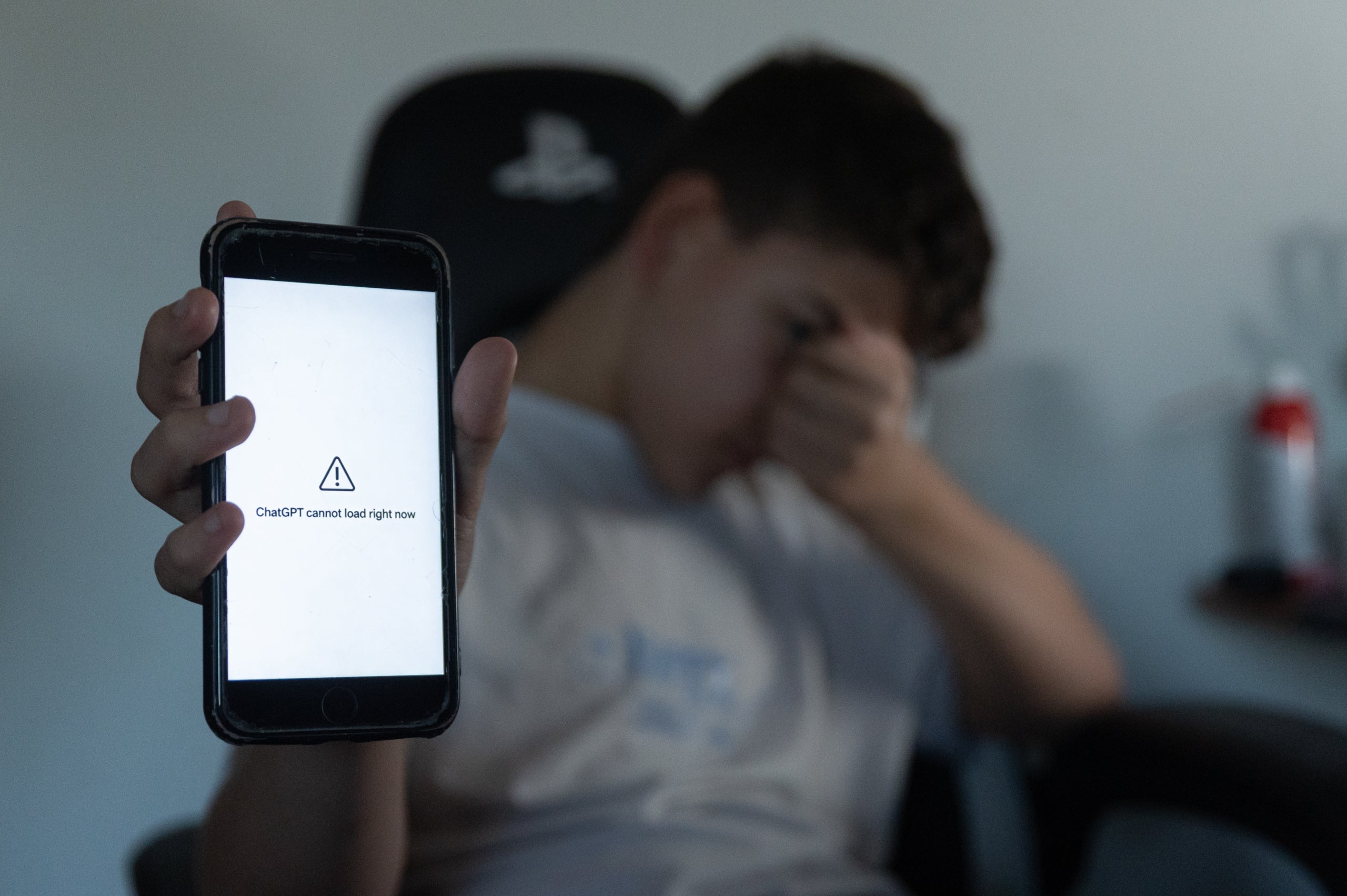 Imatge d'un jove ofuscat que busca informació a ChatGPT / Eduardo Parra (Europa Press)