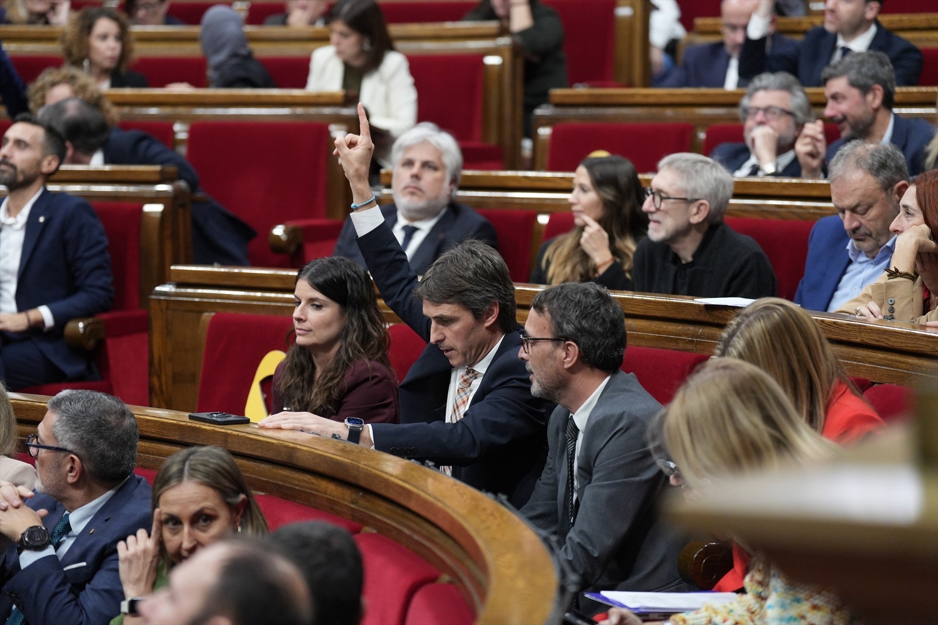 Els diputats de Junts Mònica Sales, Salvador Vergés i Josep Rius al Parlament / Europa Press