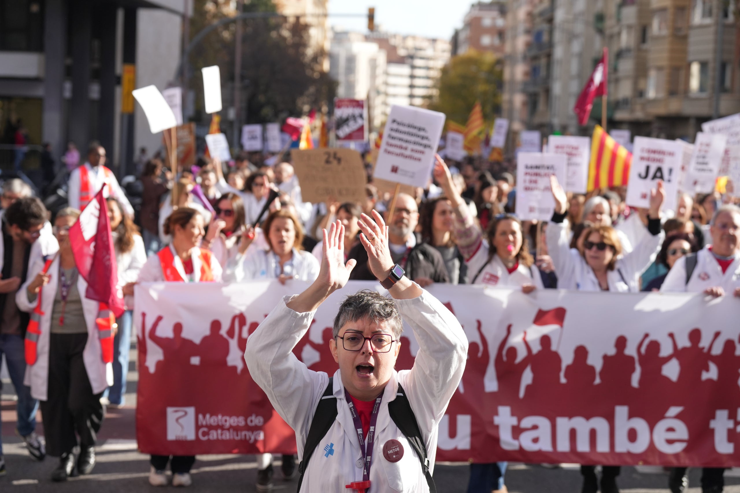 Metges protesten durant una manifestació davant la Facultat de Medicina de la Universitat de Barcelona (UB) / David Zorrakino (Europa Press)