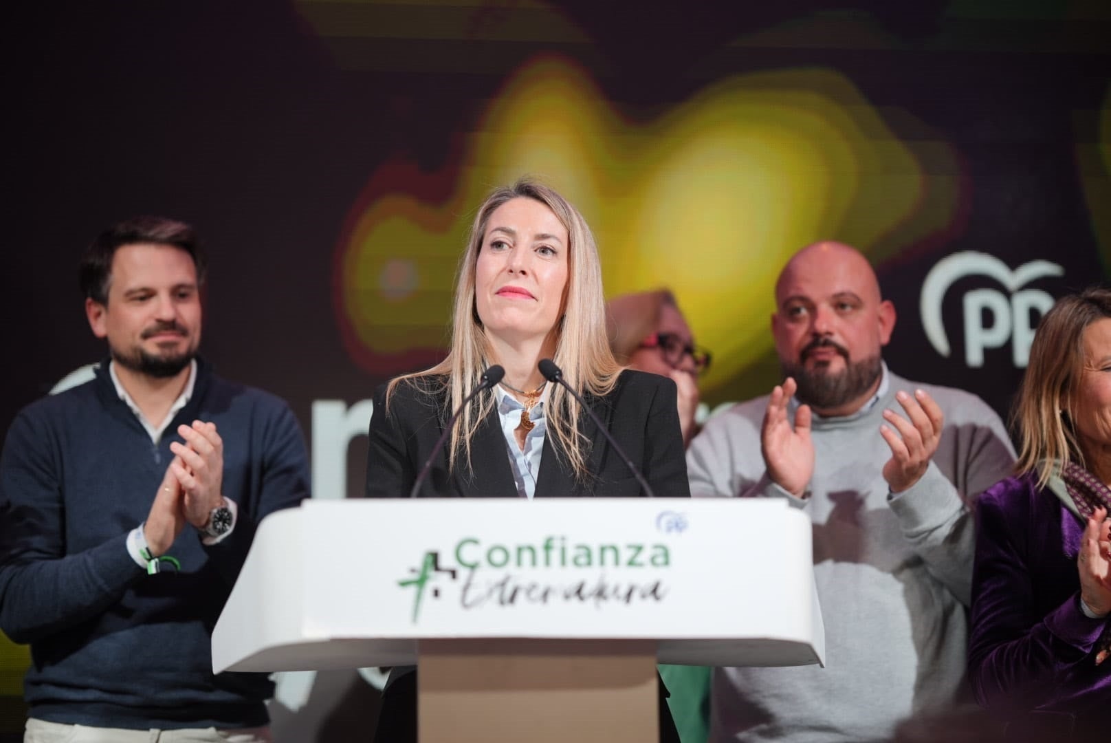 La candidata del PP a revalidar la presidència de la Junta d'Extremadura, María Guardiola, compareix per anunciar la seva victòria després de l'escrutini / Europa Press