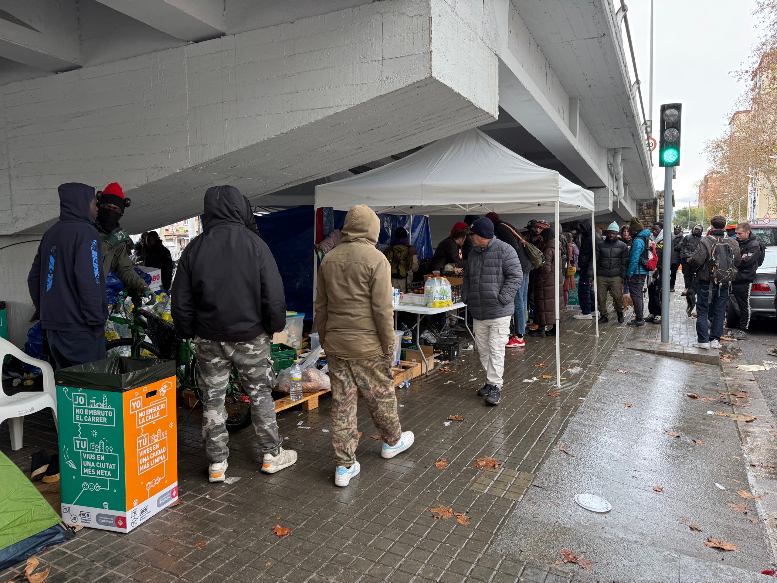 Las personas desalojadas del antiguo B9, bajo el puente de la C-31 / ACN