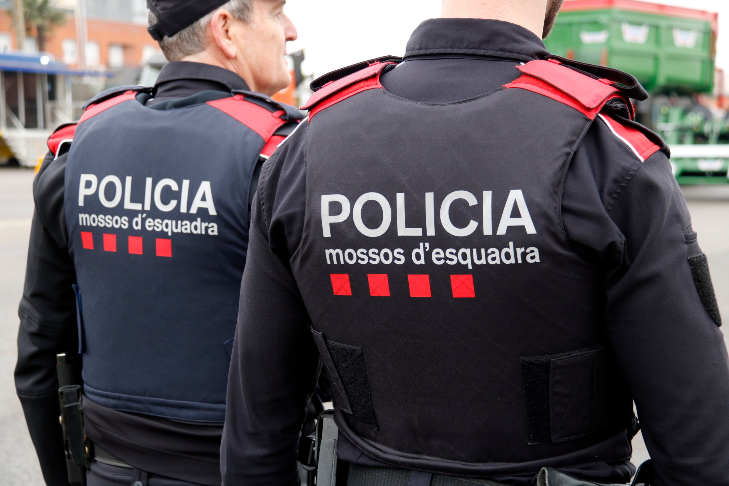 Imatge d'arxiu de dos agents de Mossos d'Esquadra patrullant / ACN
