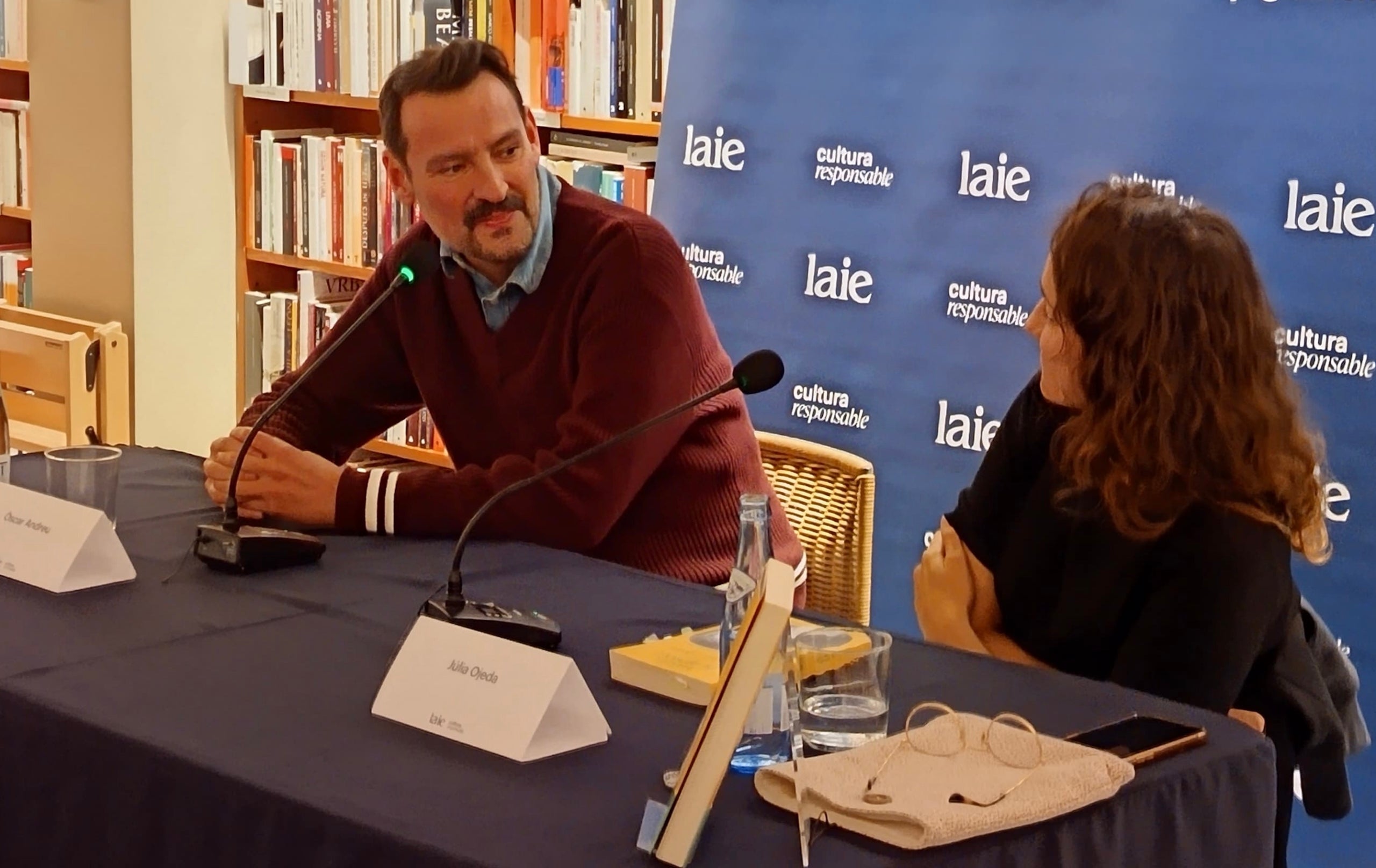 La presentació del llibre 'Prosa de combat', a càrrec de Júlia Ojeda i Òscar Andreu / Llibreria Laie