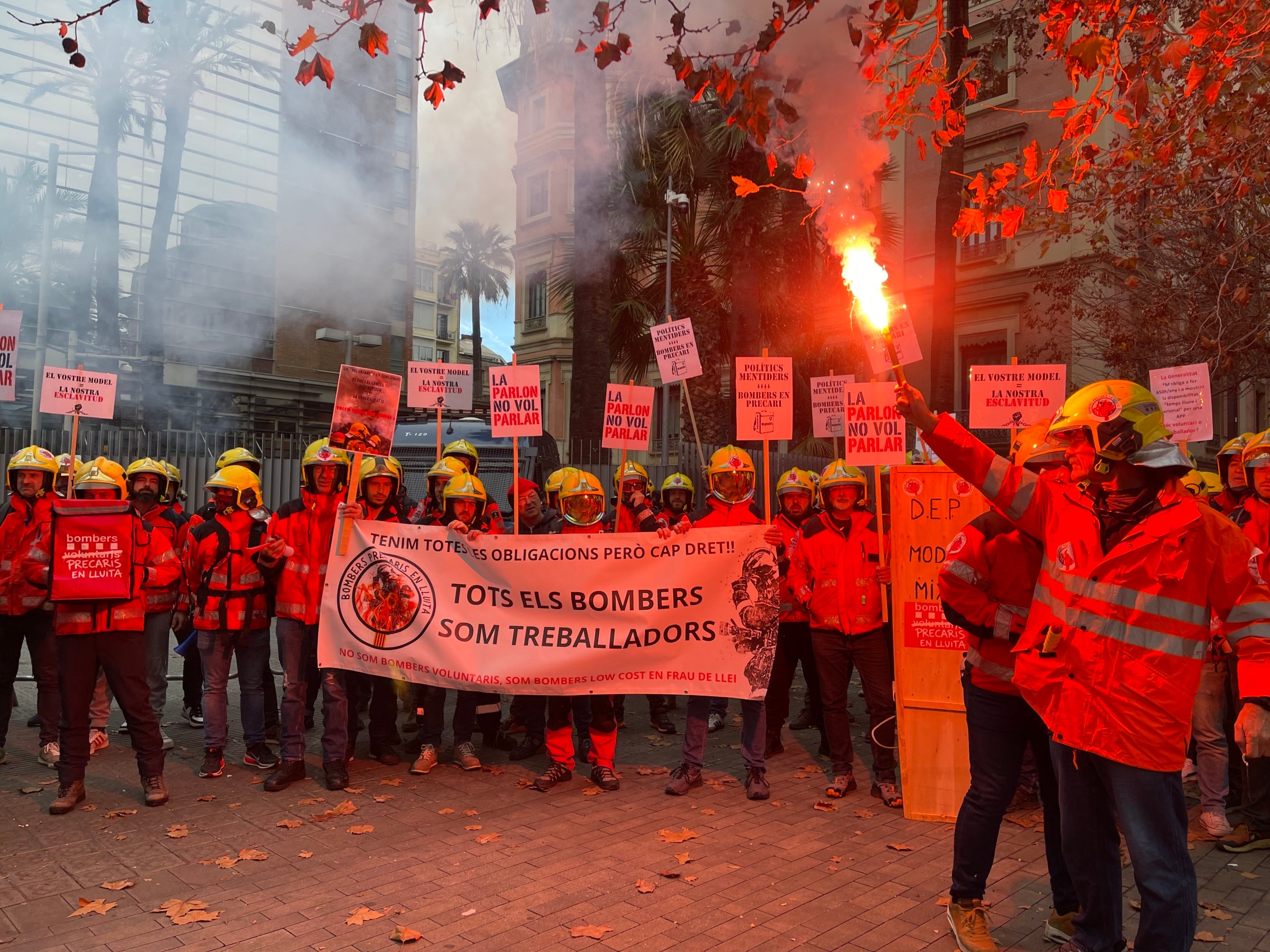 Los bomberos voluntarios frente a la sede de Interior/Quico Sallés