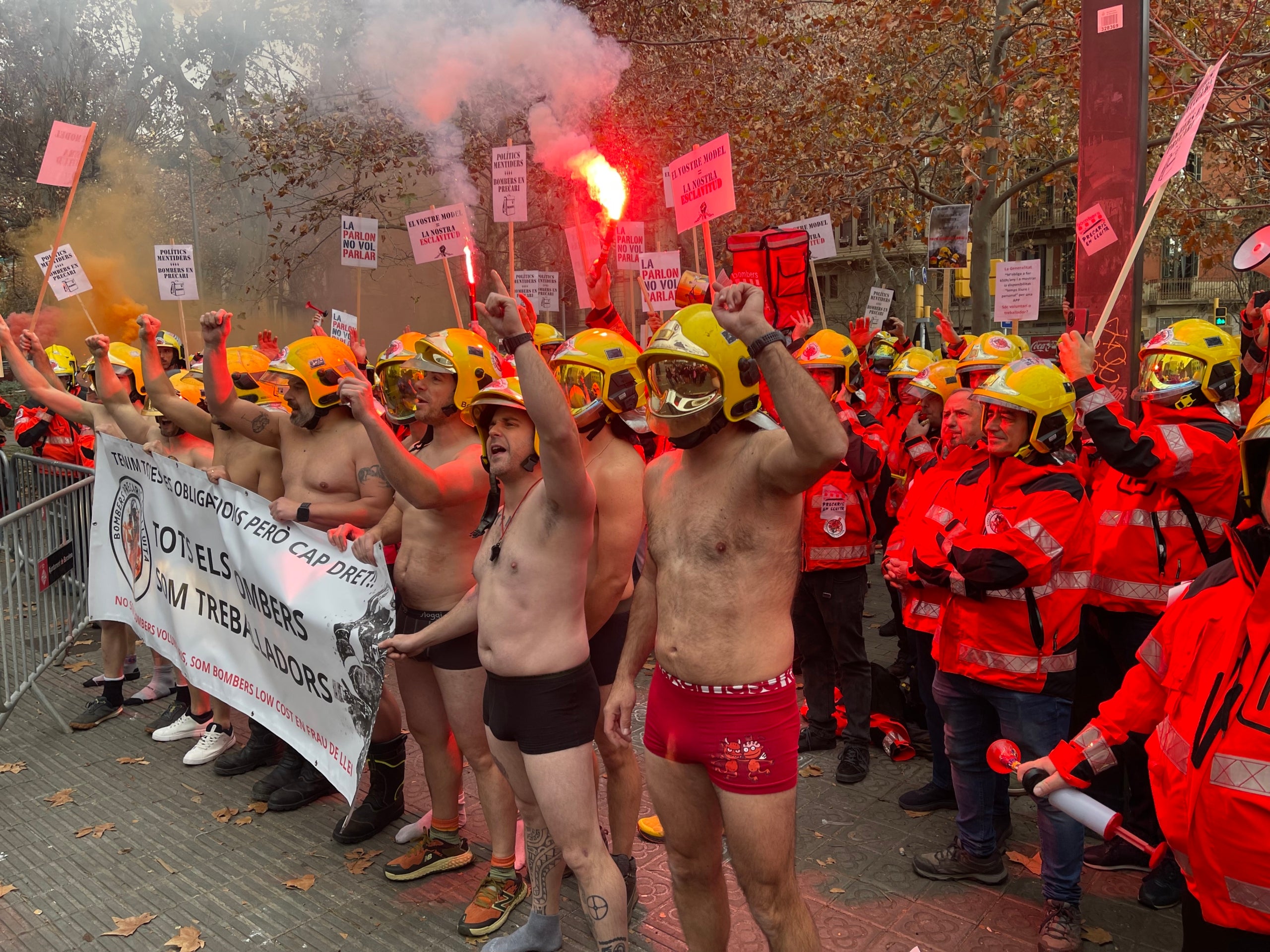 Els bombers despullats davant la seu d'Interior/Quico Sallés
