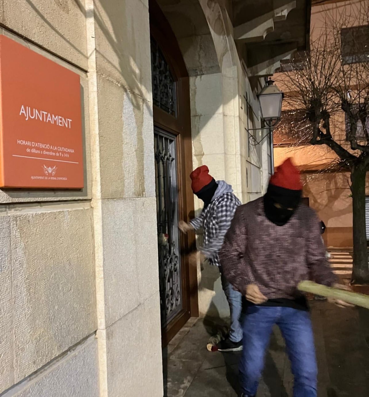 Membres del Komando Tió en una de les accions de col·locació clandestina de Tions/Komando Tió