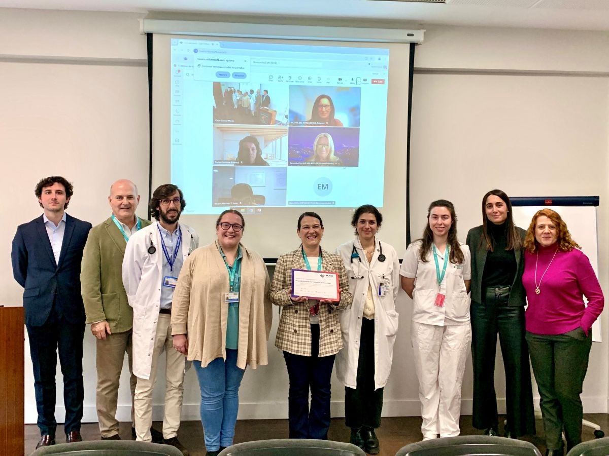 Representants de la FJD i de Boehringer Ingelheim amb el diploma que certifica la implementació total de MAIC Continuum a l'hospital en la reunió de tancament del programa