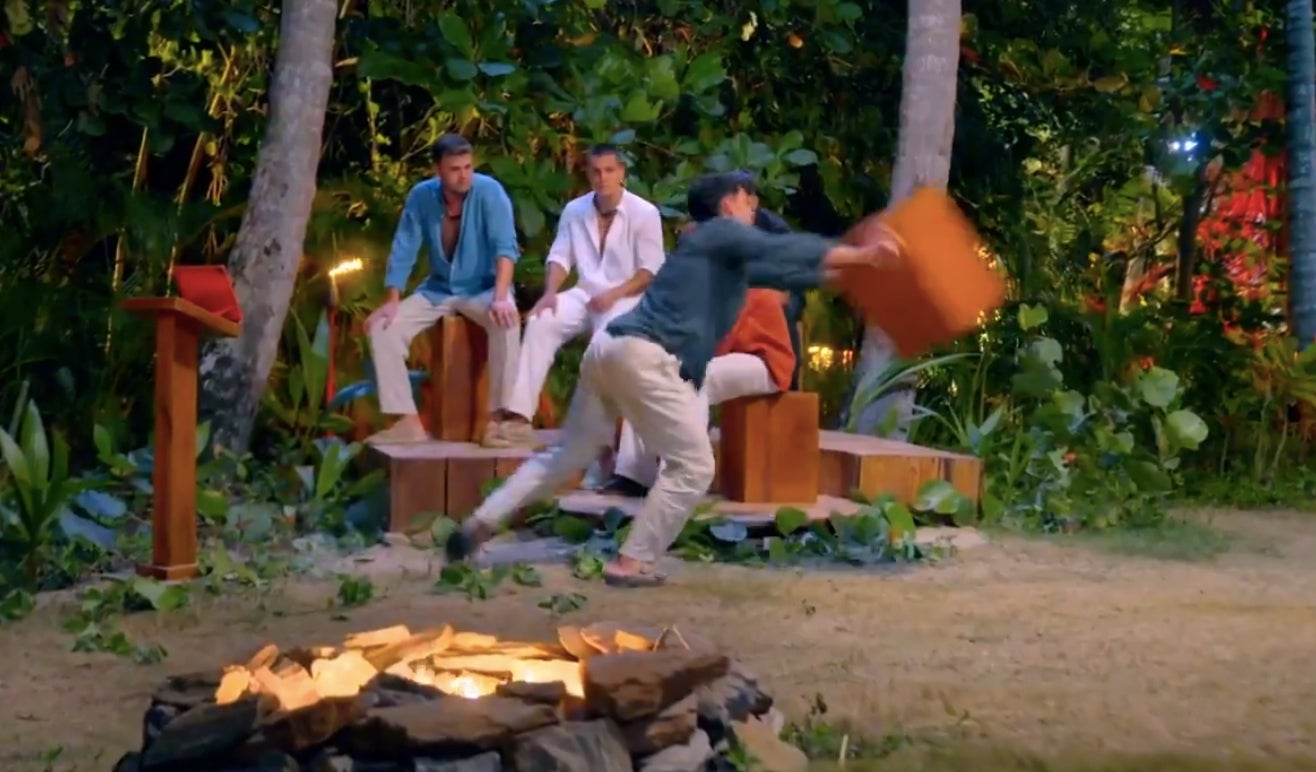 Juanpi carrega la ràbia contra el tamboret de 'La isla de las tentaciones' | Telecinco