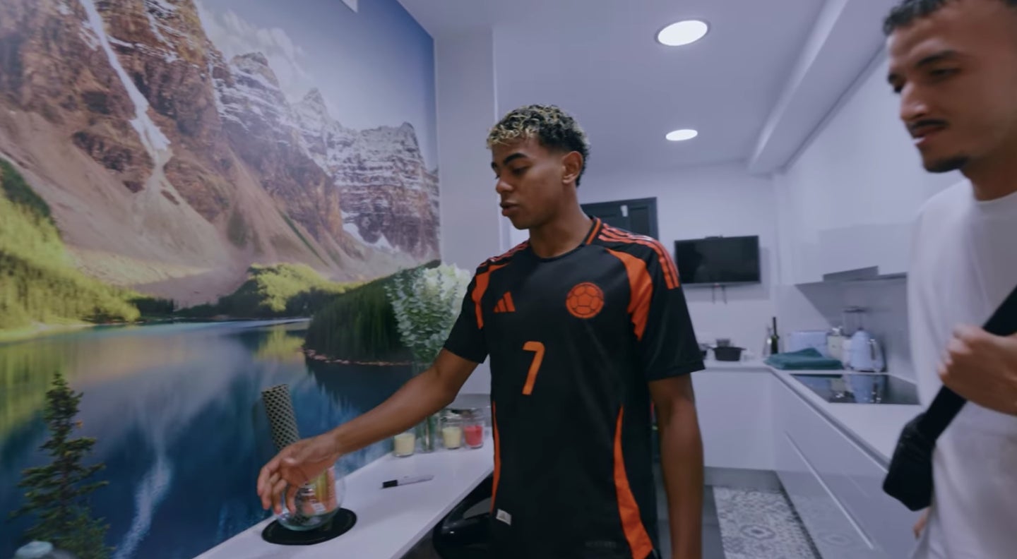 La cuina de Lamine, moderna i amb un mural gegant - Youtube