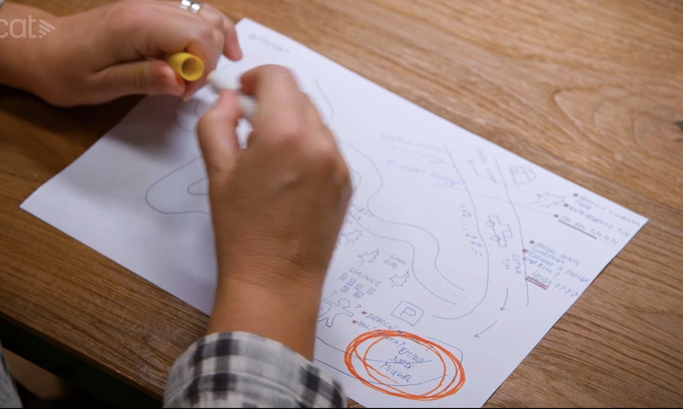 La Gina dibuja un croquis digno de 'Crims' en 'Com si fos ahir' | 3Cat