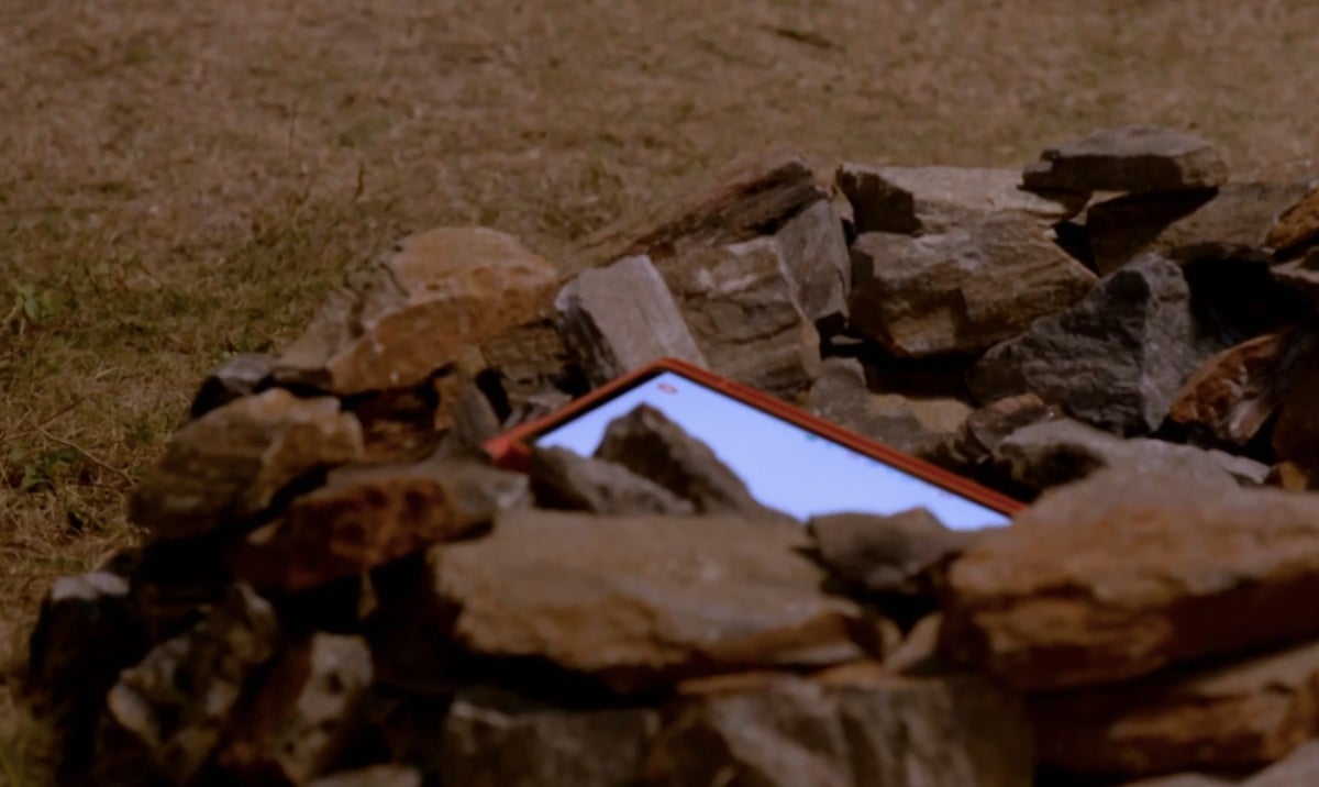 La tablet de 'La isla de las tentaciones' acaba dins la foguera | Telecinco