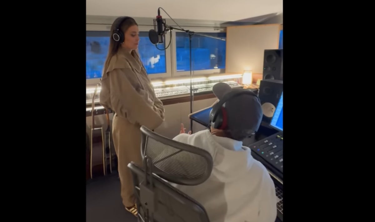 Laura Escanes prepara la cançó per a les campanades amb Miki Núñez | YouTube