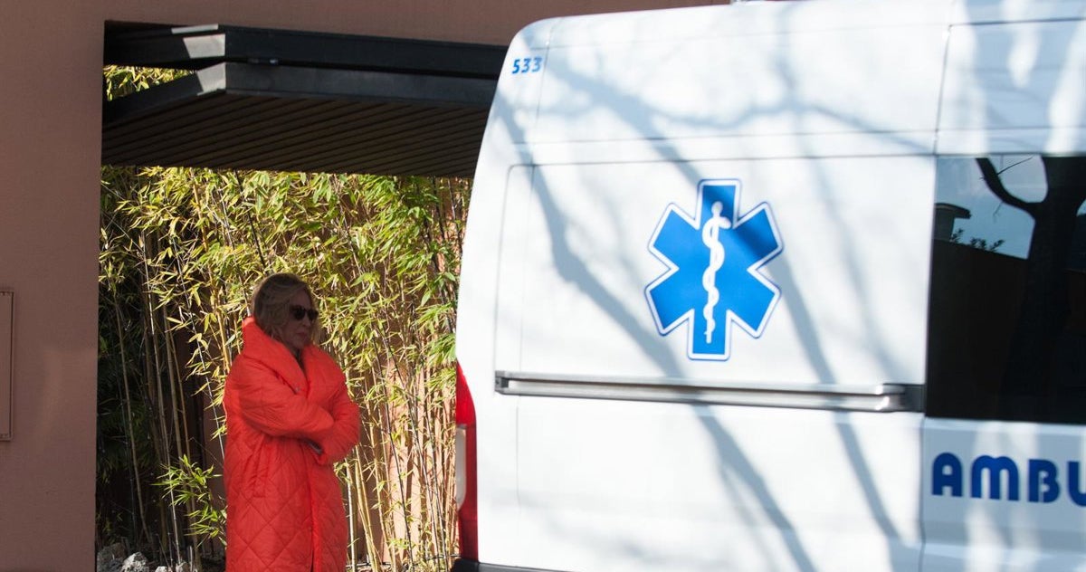 Les càmeres d'Europa Press han captat el moment en què traslladaven el marit de Lydia Lozano en ambulància