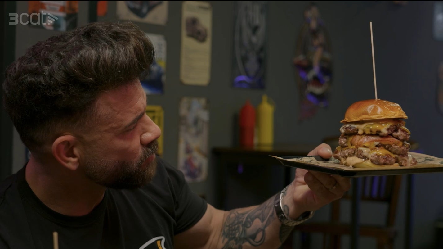 L'hamburguesa de Marc Ribas a 'Joc de cartes' ha estat molt ben valorada i s'endú el plat estrella | 3Cat