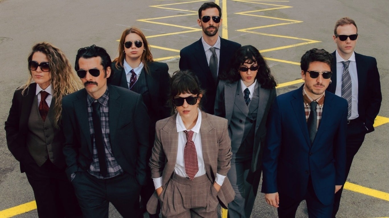 Els vuit actors d''El manifest Mangione', que es pot veure al Teatre Lliure