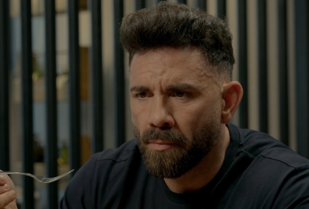 Marc Ribas tasta el caneló i veu que el farcit no és bo a 'Joc de cartes' | 3Cat.