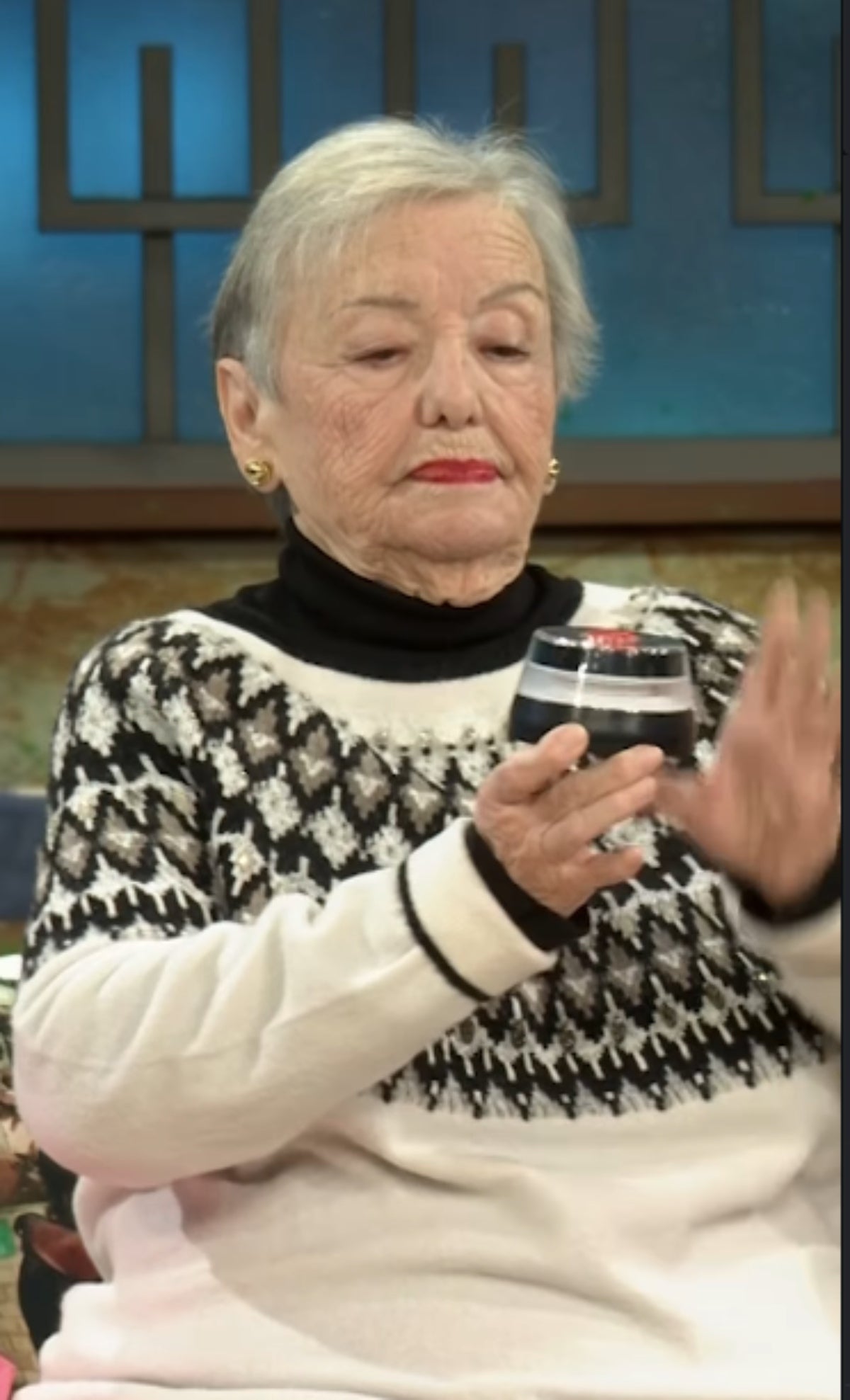  María Galiana porta un regal molt actual a 'La Revuelta' | RTVE