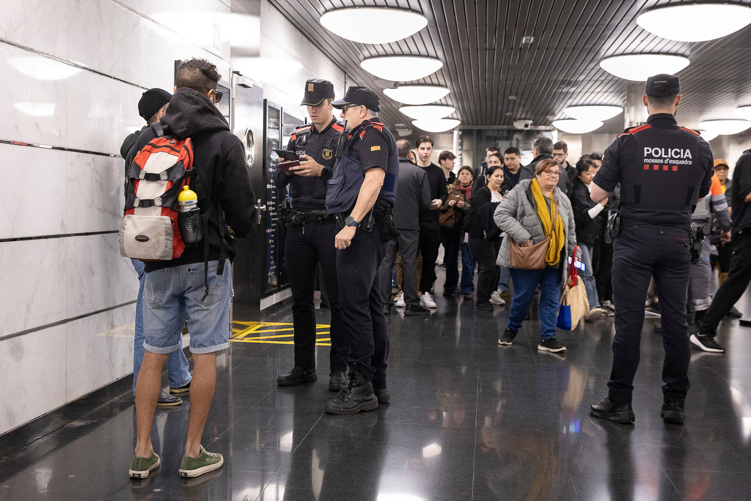 Dispositiu dels Mossos d'Esquadra al metro de Barcelona / Jordi Play