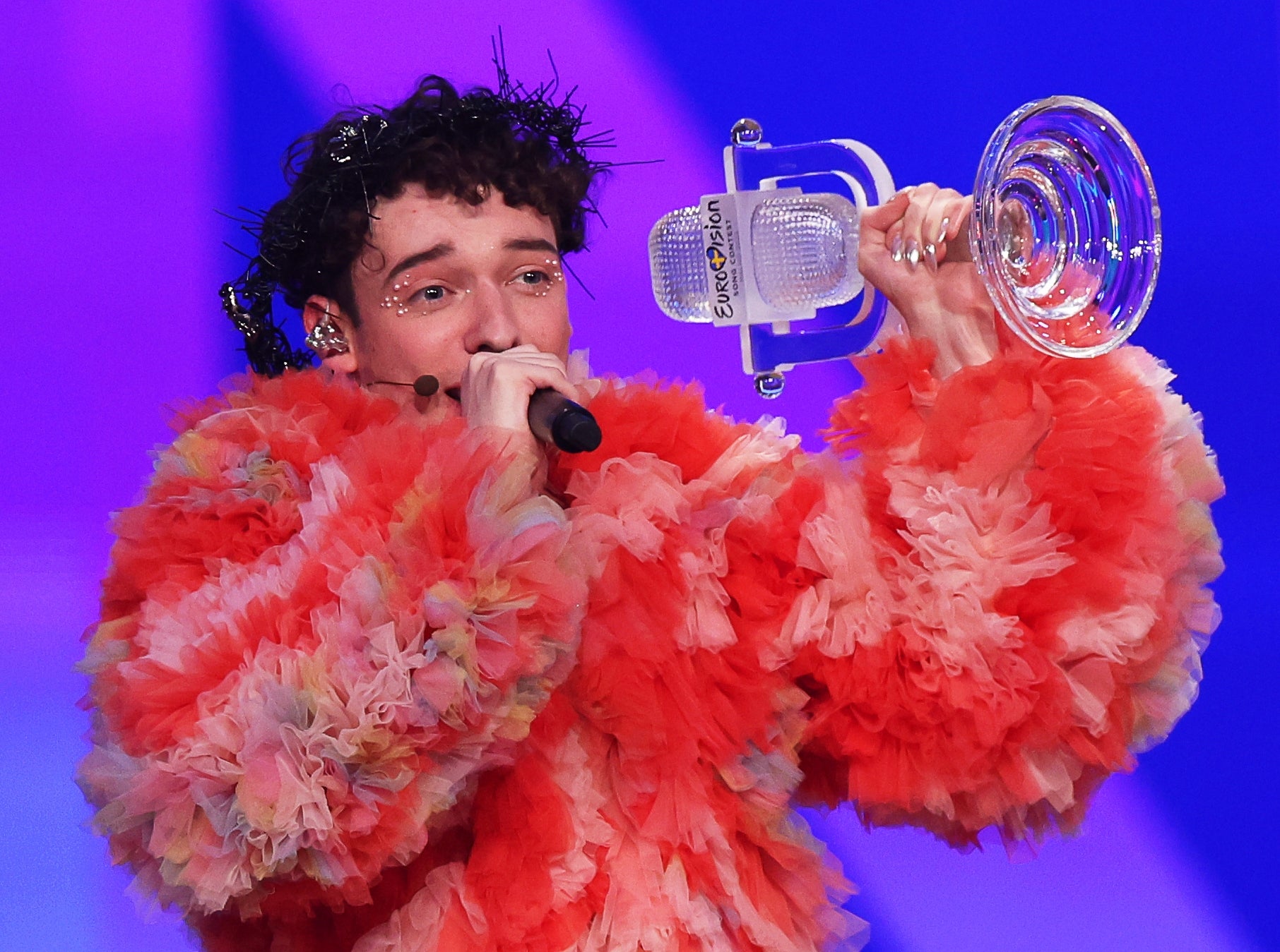 Nemo, guanyador d'Eurovisió 2024, anuncia que tornarà el trofeu que va guanyar | Europa Press