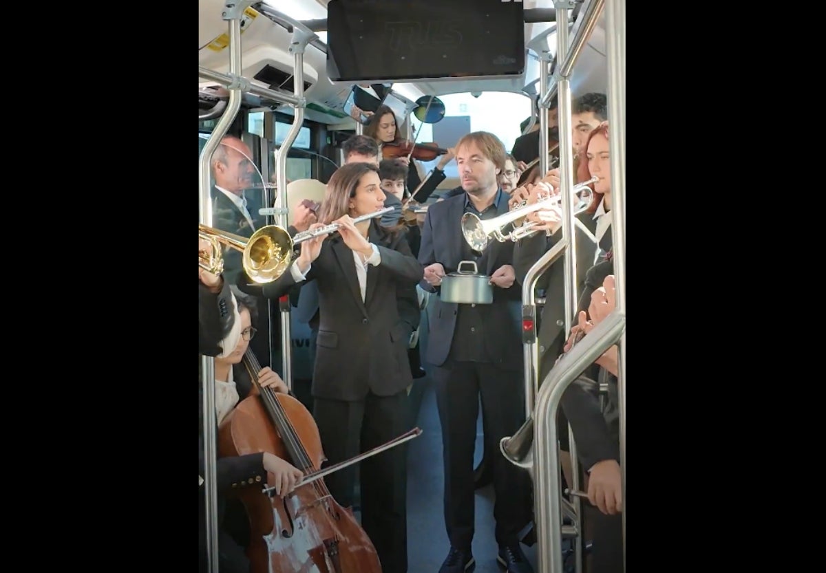 Quim Masferrer dins un bus imitant el videclip de 'Berghain' de Rosalía | 3Cat