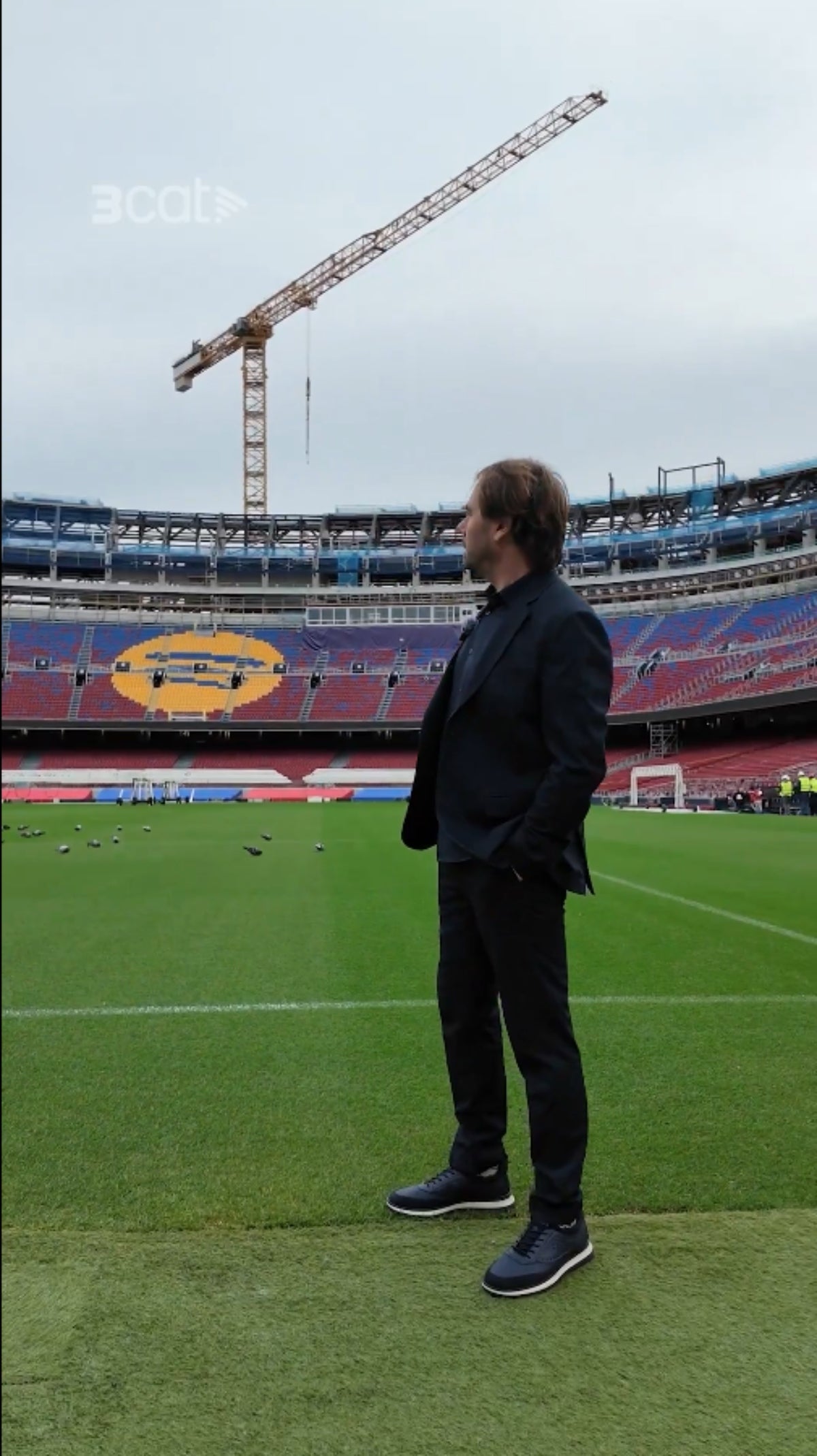 Quim Masferrer imita la foto de Leo Messi a l'Spotify Camp Nou | 3Cat