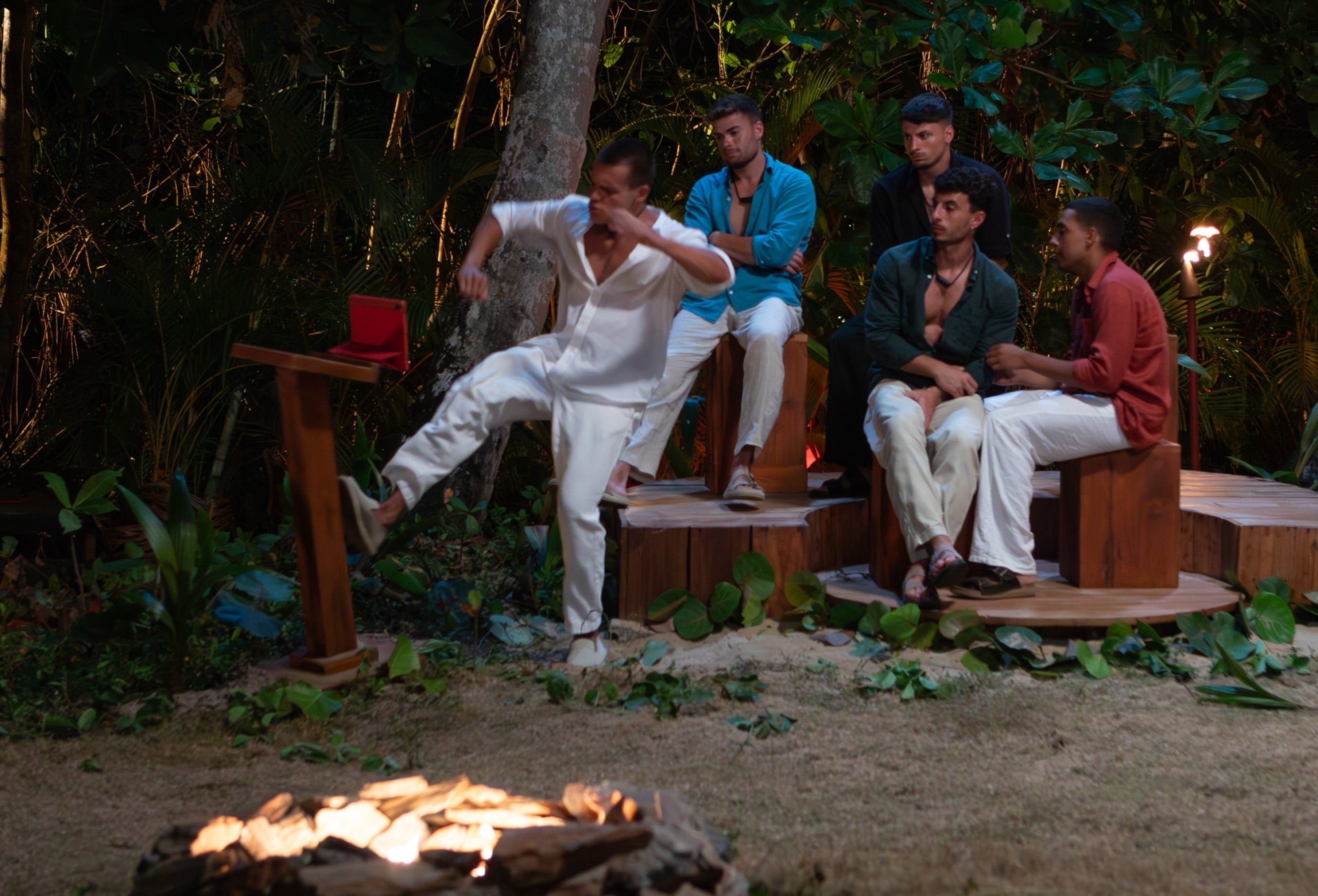 Rodri ataca el faristol amb la tablet de 'La isla de las tentaciones' | Telecinco