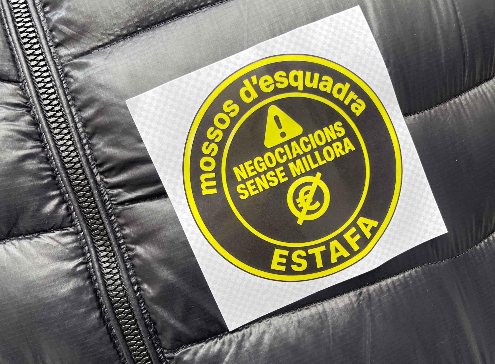 Símbolo de la protesta de los Mossos de esta mañana/QS