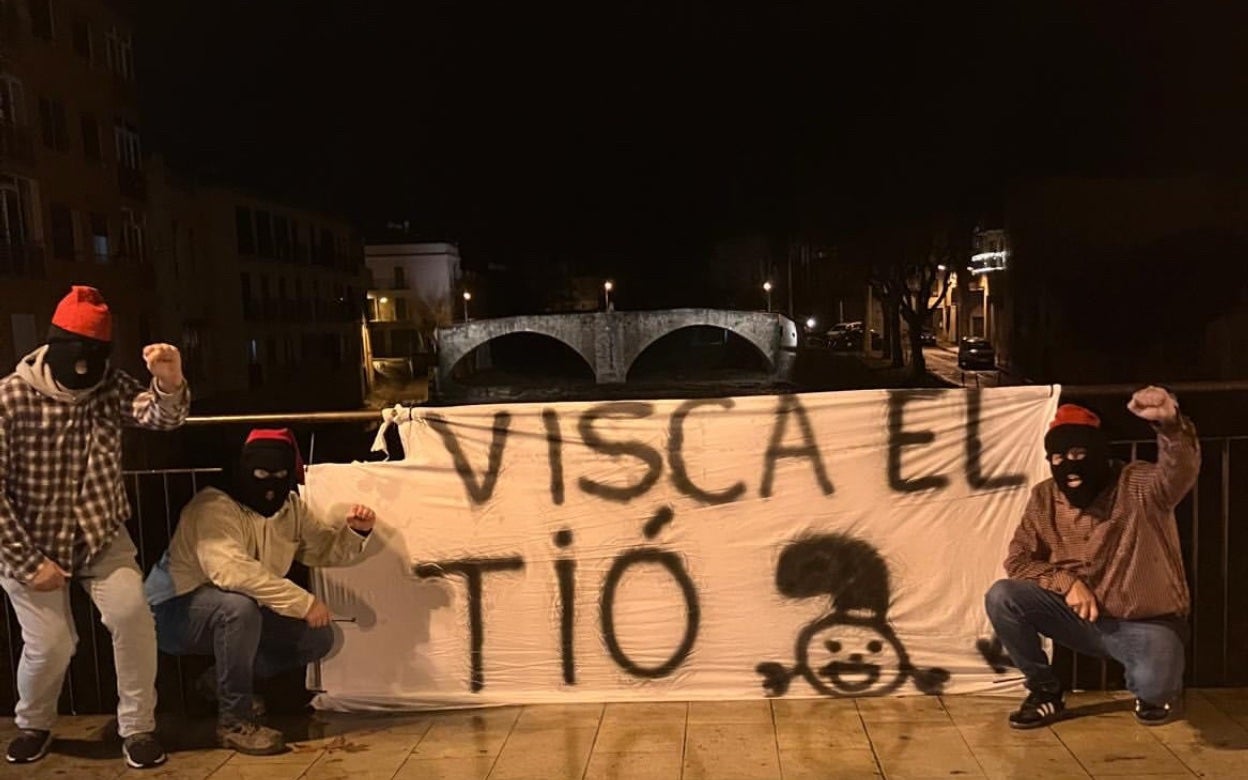 Membres del Komando Tió de la Bisbal d'Empordà en una de les accions/Komando Tió