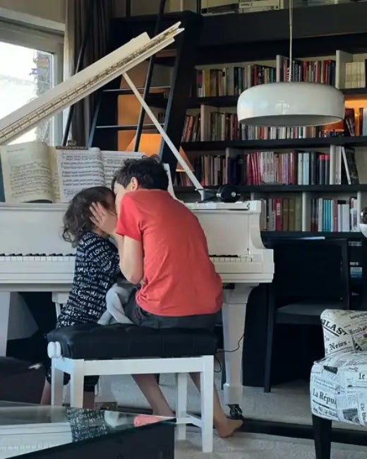 Una foto antiga mostra el piano de cua que té a la part central del menjador - Instagram