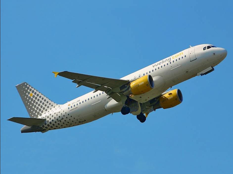 Un avió de Vueling enlairant-se 